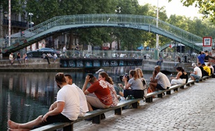 Une soirée de canicule sur le bord du canal Saint-Martin à Paris.