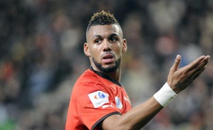 Irréprochable sur le terrain, le milieu international de Rennes Yann Mvila, placé en garde à vue durant une nuit en début de semaine 20 jours après avoir eu une altercation avec des supporteurs, fait parfois preuve d'un manque de maîtrise une fois les crampons ôtés.