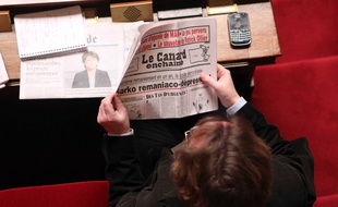 Un député lisant Le Canard Enchaîné à l'Assemblée nationale