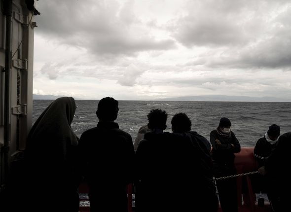 Des migrants se tiennent sur le pont du navire de sauvetage Ocean Viking, dans le détroit de Sicile, en mer Méditerranée, le samedi 5 novembre 2022