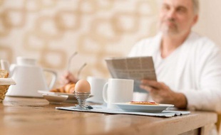 Illustration: Un homme prend un petit-déjeuner.