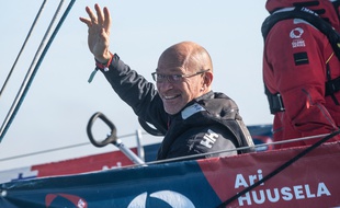 Le Finlandais Ari Huusela (Stark) est arrivé aux Sables pour boucler le Vendée Globe en 25e et dernière position, le 5 mars 2021.