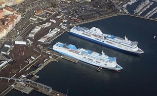Le "Jean Nicoli", un navire de l'ex-SNCM (à droite), le 13 février 2016 à Ajaccio
