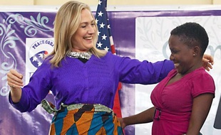 La secrétaire d'Etat américaine Hillary Clinton a fait dimanche une pause rafraîchissante dans un centre d'éducation pour jeunes filles du Malawi, au coeur d'une tournée diplomatique marathon en Afrique, où elle a exhorté les femmes à se battre pour leurs droits.