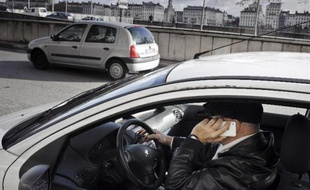 Le Conseil national de la sécurité routière (CNSR) s'est prononcé le 1er juillet pour l'interdiction d'utiliser au volant les kits main libre qui permettent de téléphoner grâce à des écouteurs, un casque ou une oreillette.