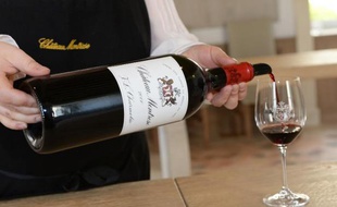 Se verser un verre de vin, à Saint-Estephe, près de Bordeaux, une photo du 28 mars 2014