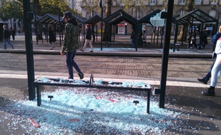 Du mobilier urbain détruit arrêt Commerce à Nantes