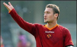 Menée 2 à 0 et fort bousculée sur le terrain du Chievo Vérone qui lutte pour ne pas descendre, la Roma s'en est sortie grâce à deux buts de son attaquant vedette Totti (34, 48) et meilleur buteur de Serie A (16 buts).