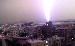 Capture d'écran de la vidéo de la foudre s'abattant sur un train à Tokyo le 12 août 2013.