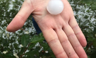 A Ludon Médoc, de gros grêlons sont tombés samedi vers 13 h.