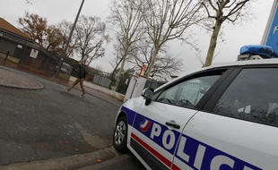 Illustration du lycée Raymond Naves. Le lycée est sécurisé par la police jusqu?au vacances.