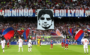 Le 23 mai 2009, le stade de Gerland avait dédié un tifo hommage à Juninho, pour son dernier match sous le maillot lyonnais en Ligue 1 contre Caen.