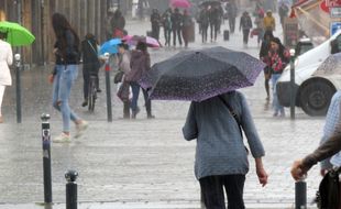 Illustration d'une personne marchant sous la pluie lors d'un orage en 218 à Rennes.