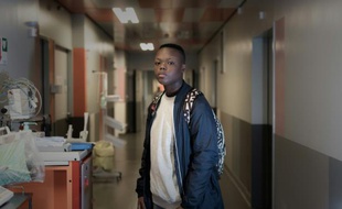 Jonathan, un jeune patient, pose le 11 mai 2016 à l'hôpital Necker