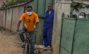 Un homme portant un masque à Antananarivo à Madagascar, le 23 mars 2020.