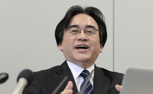 Satoru Iwata, le président de Nintendo, lors d'une conférence de presse à Osaka le 7 mai 2014.