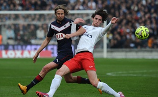 Adrien Rabiot, à la lutte avec Jaroslav Plasil, lors de Bordeaux-PSG, le 15 mars 2015.