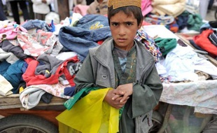 Dans le grouillant centre-ville de Kaboul, Ahmed, neuf ans, ressemble à tous les autres petits vendeurs des rues qui proposent leurs sacs en plastique à 10 cents la pièce, en se faufilant dans la dense circulation de la capitale afghane.