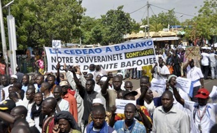 Les islamistes armés occupant le nord du Mali ont démoli de nouveaux mausolées de saints à Tombouctou jeudi, à la veille d'une réunion internationale à Bamako sur une intervention militaire dans ce pays, envoi d'une force à laquelle se sont opposés dans la matinée 2.000 manifestants.