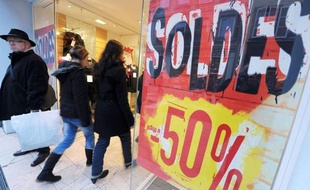 Le budget prévisible des soldes devrait être en baisse pour près d'un Français sur deux (49%) et un sur dix (11%) pourrait même être obligé de se priver de soldes faute de budget, selon un sondage Ifop pour Spartoo.com, un site de vente en ligne de chaussures.