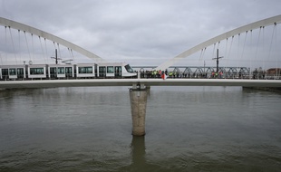 Strasbourg le 3 février 2017. Le tram de la ligne D franchit le Rhin pour la première fois et arrive en Allemagne, à Kehl.
