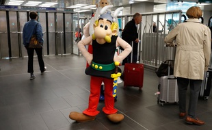 Une personne dans le costume du personnage Astérix, dans les couloirs du métro à la Gare de Lyon, le 9 octobre 2019, à l'occasion des 60 ans du personnage