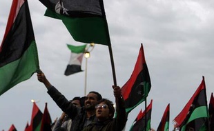 Des manifestants anti-Kadhafi à Benghazi, en Libye, le 18 mars 2011, après l'adoption de la résolution 1973 par l'ONU