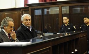 Dominique Strauss-Kahn comparaît devant le tribunal de New York assisté de son avocat Benjamin Brafman, le lundi 16 mai 2011; pour agression sexuelle, séquestration et tentative de viol.