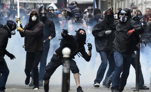 Des casseurs lors de la manifestation contre la loi travail le 14 juin 2016 à Paris
