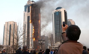 La façade d'un gratte-ciel de 40 étages était ravagée par le feu mercredi soir à Grozny, la capitale de la Tchétchénie