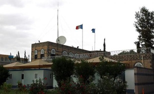 Un obus de mortier a été tiré dans la nuit de dimanche à lundi en direction de l'ambassade de France à Sanaa, sans la toucher, et une voiture piégée a explosé à quelques centaines de mètres plus loin, dans le quartier diplomatique de Hadda.