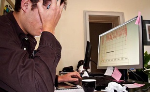 Illustration: Un salarié stressé.