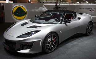La nouvelle Lotus Evora 400 présentée lors du 85e Salon international de Genève d'automobiles le 3 mars 2015. (AP Photo/Keystone,Martial Trezzini)