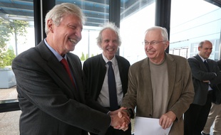 Jules Hoffmann, Prix Nobel de médecine en 2011 (à gauche) et Jean-Marie Lehn, Prix Nobel de chimie en 1987 (à droite), viennent de signer une tribune dans «Le Monde» contre l'annulation de 256 millions d'euros de crédits pour la recherche et l'enseignement supérieur en France.