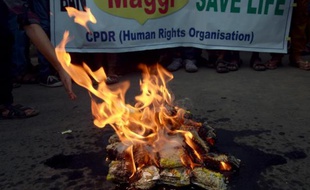 Des paquets de nouilles instantanées Maggi sont brûlés lors d'une manifestation à Kolkata le 4 juin 2015