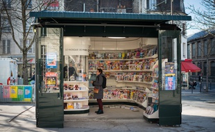 Un kiosque à journaux à Paris avant les mesures de confinement. (Illustration)