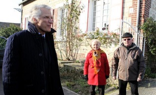 Un café au comptoir d'une brasserie, et il traverse presque seul et incognito la gare du Nord au petit matin: jadis habitué aux conforts des voyages officiels, Dominique de Villepin mène une campagne en solitaire, avec les moyens du bord.
