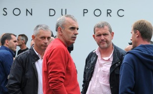 Des agriculteurs attendent à l'extérieur du Marché au cadran, spécialisé dans la vente de porc, le 13 août 2015 à Plerin dans l'ouest de la France