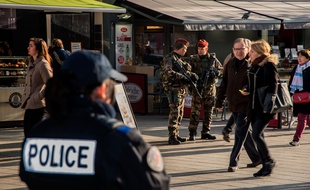 A Lyon, des parachutistes de 3eme RPIMA patrouillent avec la police municipale et nationale dans le centre-ville dans le cadre du renforcement du plan Vigipirate.
BONY_134115/Credit:Bony/SIPA/1511281353