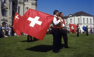 Des lanceurs de drapeaux suisses à Saint-Gall.