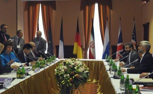 Les grandes puissances cherchaient mardi à faire céder l'Iran sur son programme nucléaire au deuxième jour de pourparlers difficiles à Moscou visant à sortir de dix ans d'impasse et débloquer la crise dans l'imminence d'un embargo pétrolier visant Téhéran.