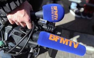 Une caméra et un micro aux couleurs de la chaîne BFMTV, en 2014.