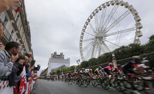 Les coureurs du Tour de France à Paris le 26 juillet 2015.