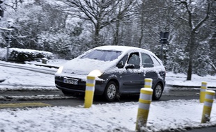 Une voiture sous la neige (image d'illustration).