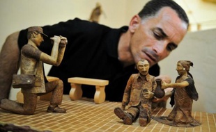 Fidel Castro, Jack Nicholson, Winston Churchill, Groucho Marx, Arnold Schwarzenegger... ils sont tous passés entre les mains du Cubain Janio Nuñez qui les a sculptés dans la plus célèbre matière première de sa terre natale : des feuilles de tabac.