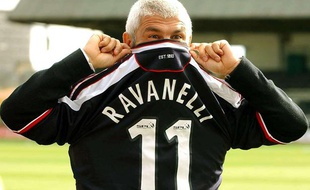 Fabrizio Ravanelli en Septembre 2003 lors de sa signature pour les Ecossais de Dundee.
