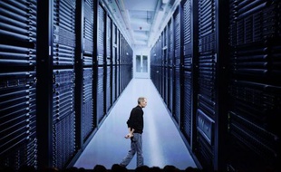 Steve Jobs, devant une image des nouveaux centre de stockage de serveurs Apple, lors d'une conférence à San Francisco, le lundi 6 juin 2011.