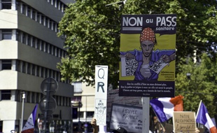 Illustration d'une pancarte brandie lors d'une manifestation contre le pass sanitaire, ici à Marseille, le 21 août 2021.