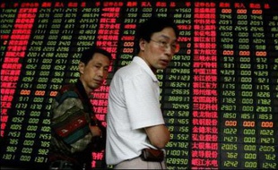 La Bourse de Shanghai a dégringolé de 8,26% lundi pour la troisième fois depuis le début de l'année, les investisseurs s'inquiétant de voir Pékin prendre des mesures supplémentaires pour freiner la spéculation sur les marchés, selon des courtiers.