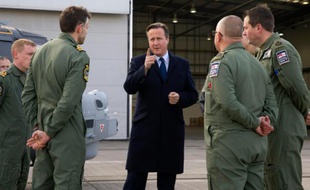 Le Premier ministre britannique David Cameron, le 23 novembre 2015, sur la base aérienne de Northolt, dans l'ouest de Londres